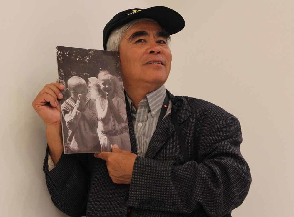   Nick Ut posing with a photograph of Oskar Barnack’s children, Conrad and Joanna, taken with the Ur Leica in 1914 in Wetzlar.  © jmse 